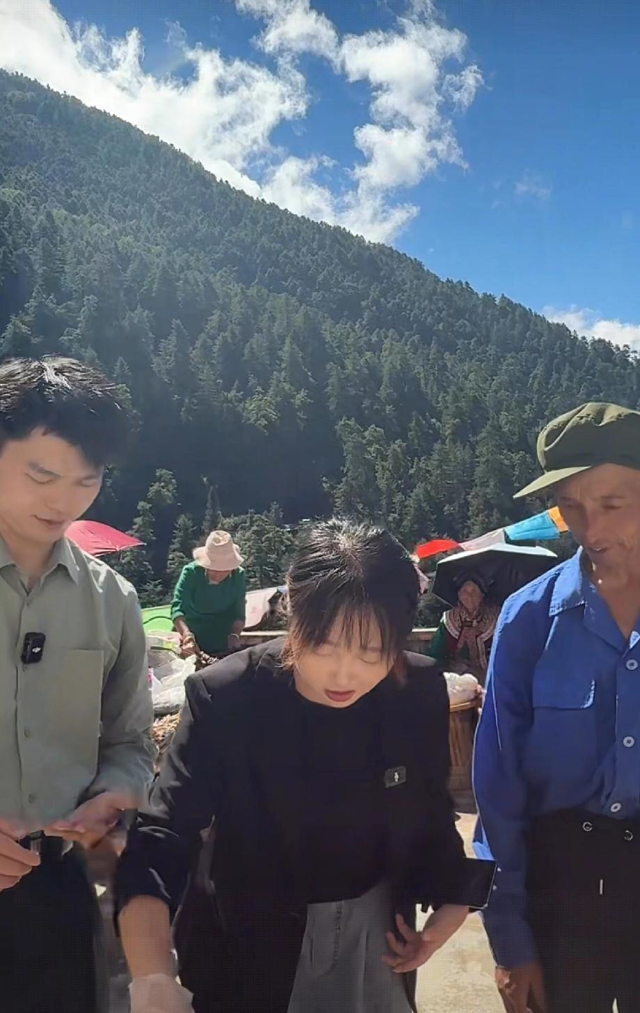 疯狂小静静和老公阿成昨天连线直播之后，我今天也忍不住去看了静静的直播。直播间的人