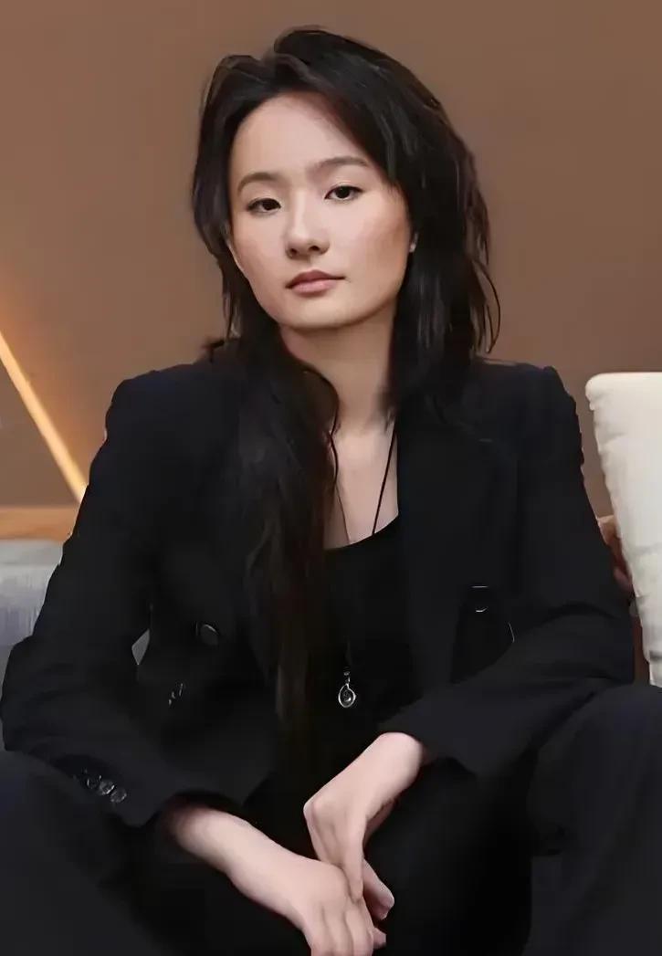 新生代女歌手中，目前能接近单依纯的，看来也只有这两位了。
张钰琪
音乐素养极高，