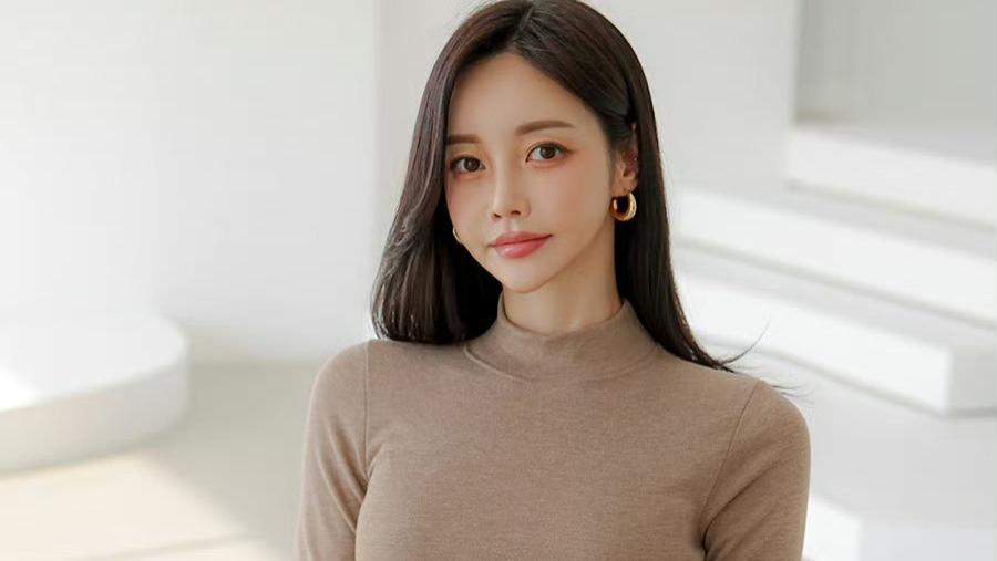 秋水剪瞳藏星月，金风拂面胜春朝，银杏雨中留恋步，裙摆扫过风云动