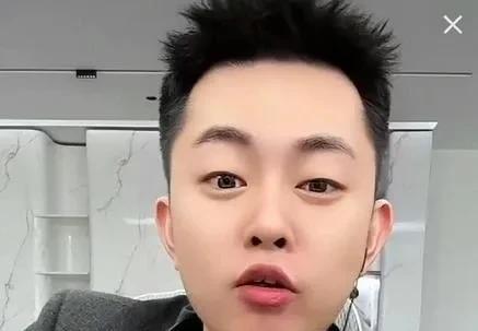 巴扎黑扛不起真名“晏阳天”又改名！
     刘一手助播巴扎黑，采访询问公司取名