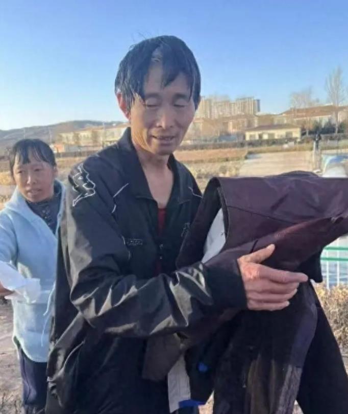 一命换三命，值了！2月16日，山西晋中一公园，47岁大叔正陪妻儿散步，突然看见3