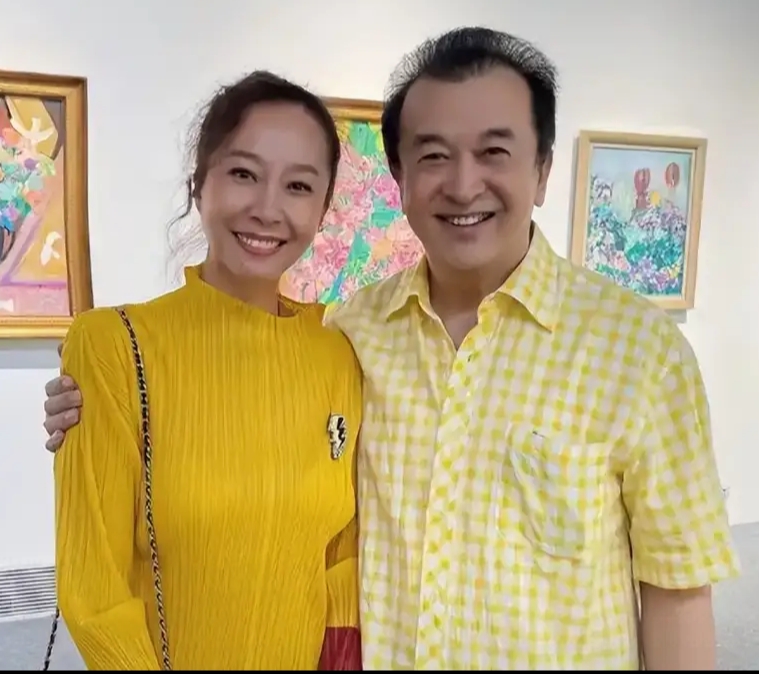 24次登春晚，65岁靠人搀扶走路，职务被免，黄宏现状如何了？