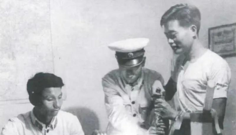 上世纪70年代，舟山基地司令李静少将接受隔离审查，由专案组穆组长负责调查他的所谓