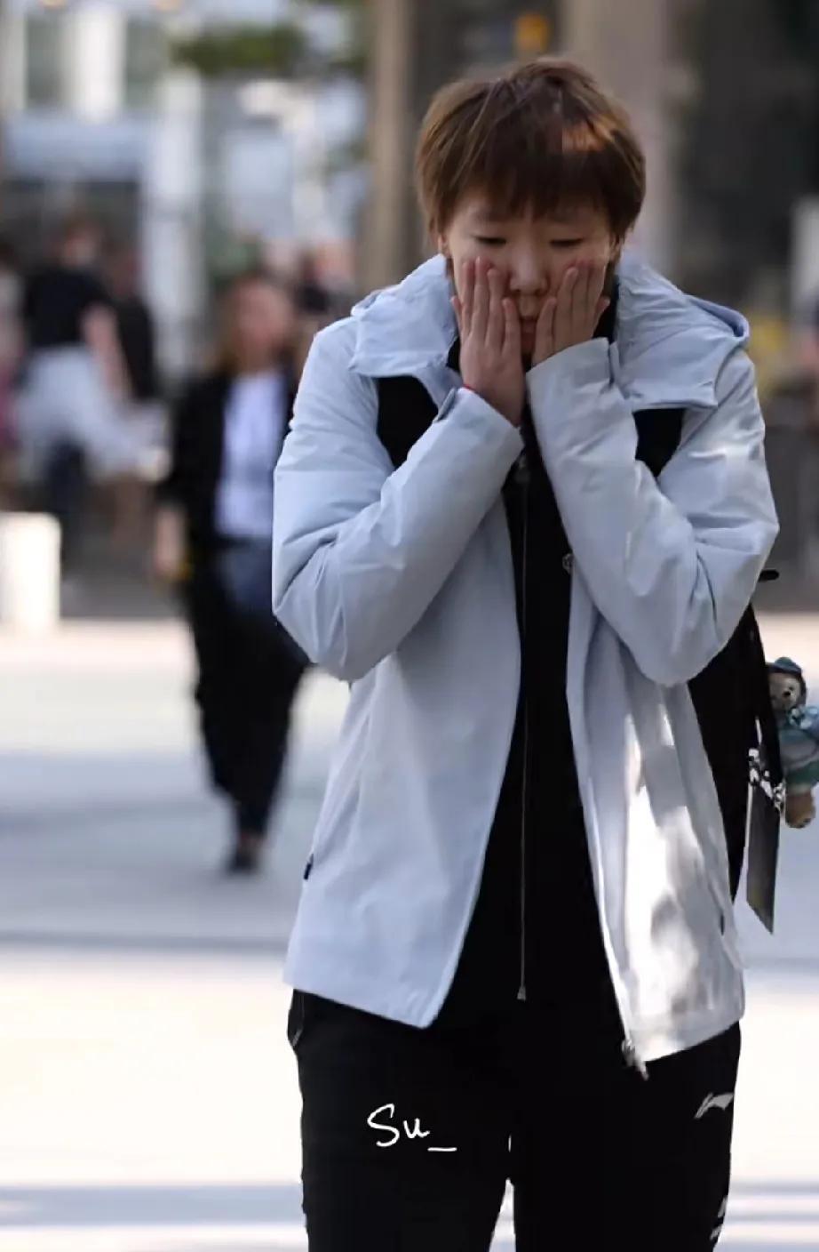 今日份瑞典大满贯上训，用手搓搓小脸儿曼昱小猫咪！
软乎乎的小手，软乎乎的小脸，软