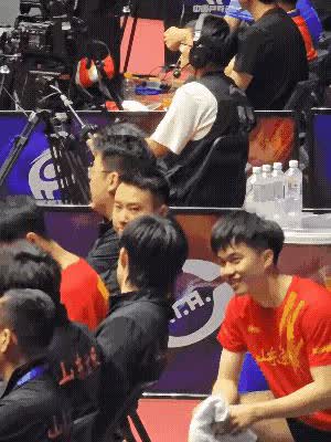 赢球固然痛快，但更戳心的是那股子久违的“团魂”！
你瞧瞧林昀儒，以前多沉默一人