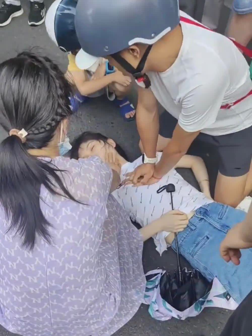 湖南衡阳，一名女子昏倒在地失去意识，一男一女两名路人，接力为女子做心肺复苏，在他