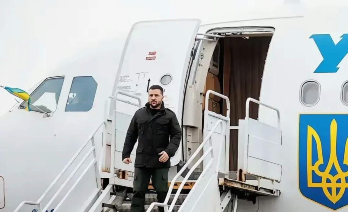 泽连斯基专机抵达华盛顿，下机时，标志性作战服外罩一件羽绒外衣。北美的寒冷并不是问