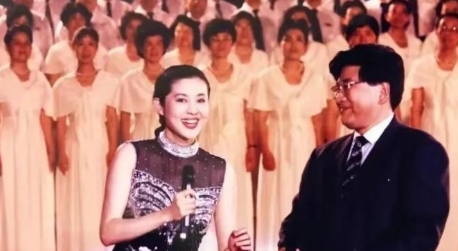 1990 年，32 岁的倪萍进入央视当主持人，女编导陈雨露一脸不耐烦地说：我们不