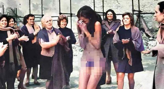 1945年，一名法国女人被脱光衣服游街并被拍下照片。这种屈辱的感觉，让她非常羞愧