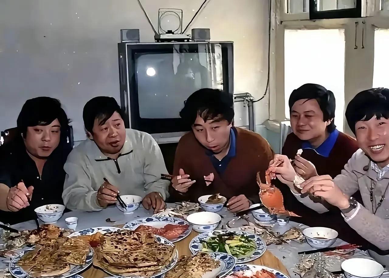 拿螃蟹的好像郭德徒弟烧饼啊！
冯巩最有趣碗里满着，手里夹着，嘴里嚼着，眼睛里盯着