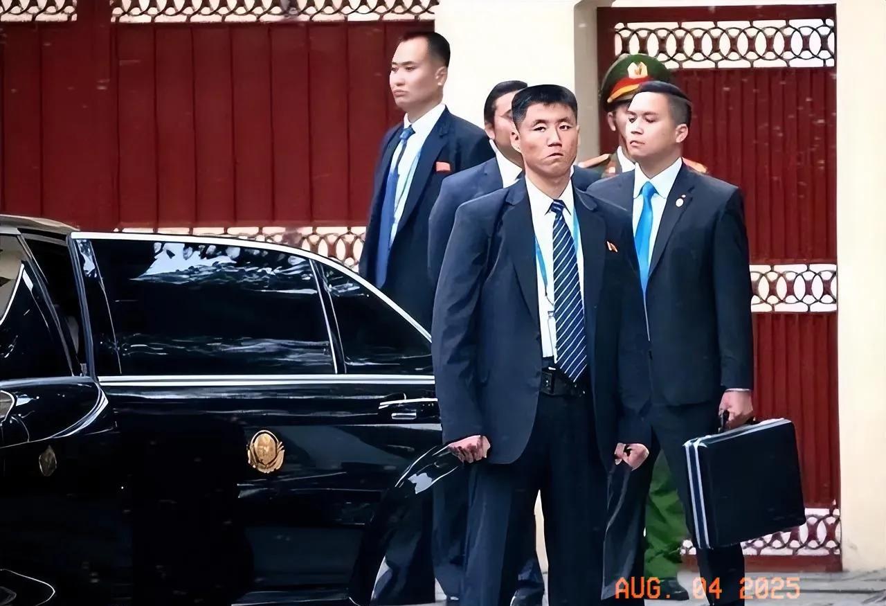 2019年3月
朝鲜领导人金正恩访问越南，照片上的几位穿西装的男子，是领导人的随