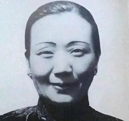 1879年，浙江巡抚谭钟麟喝多了，看府上丫鬟李氏身材婀娜，于是宠幸了她，事后竟若