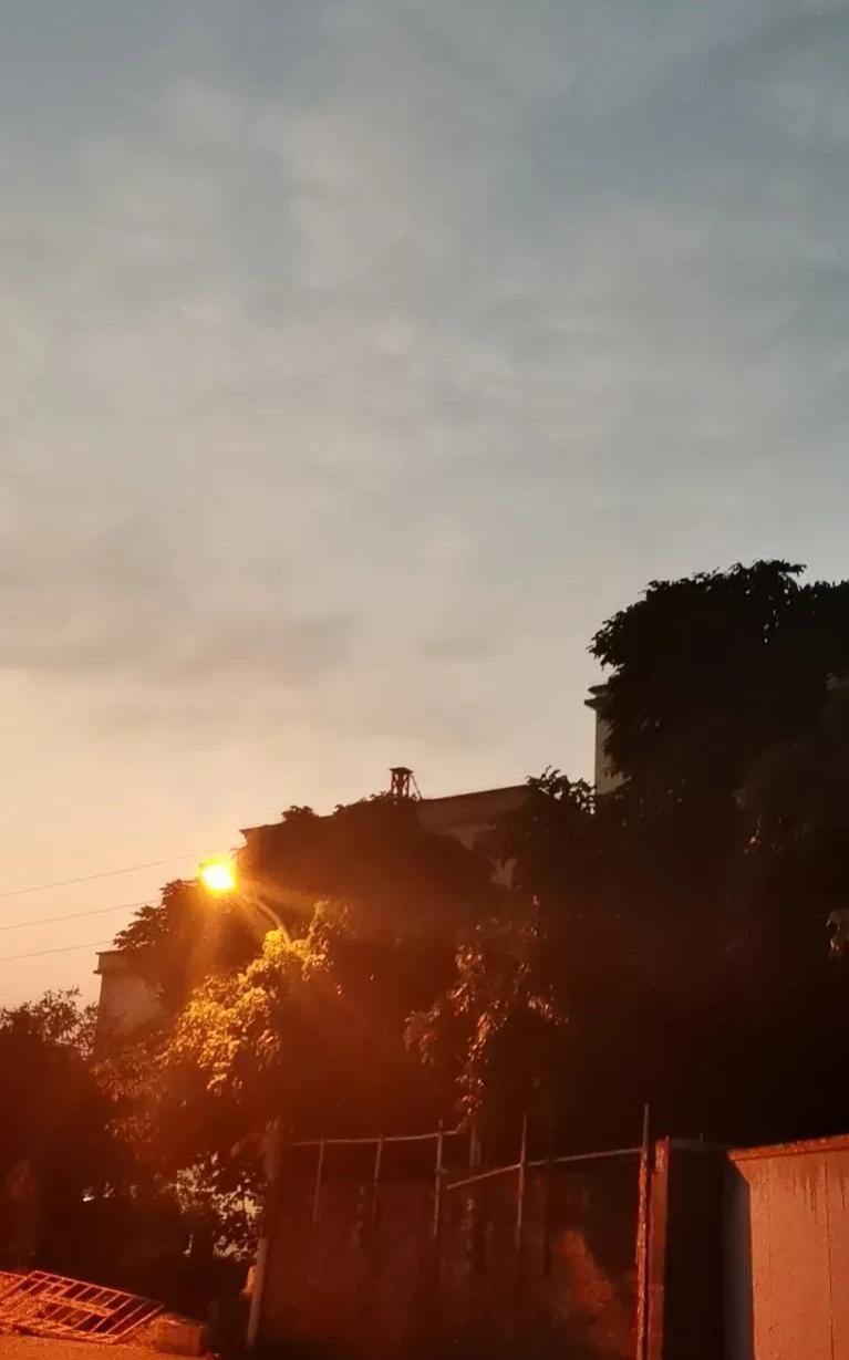 天气越来越热了，真让人受不了。
昨天给家里打电话，苏州那边还是很凉快的，都不用开