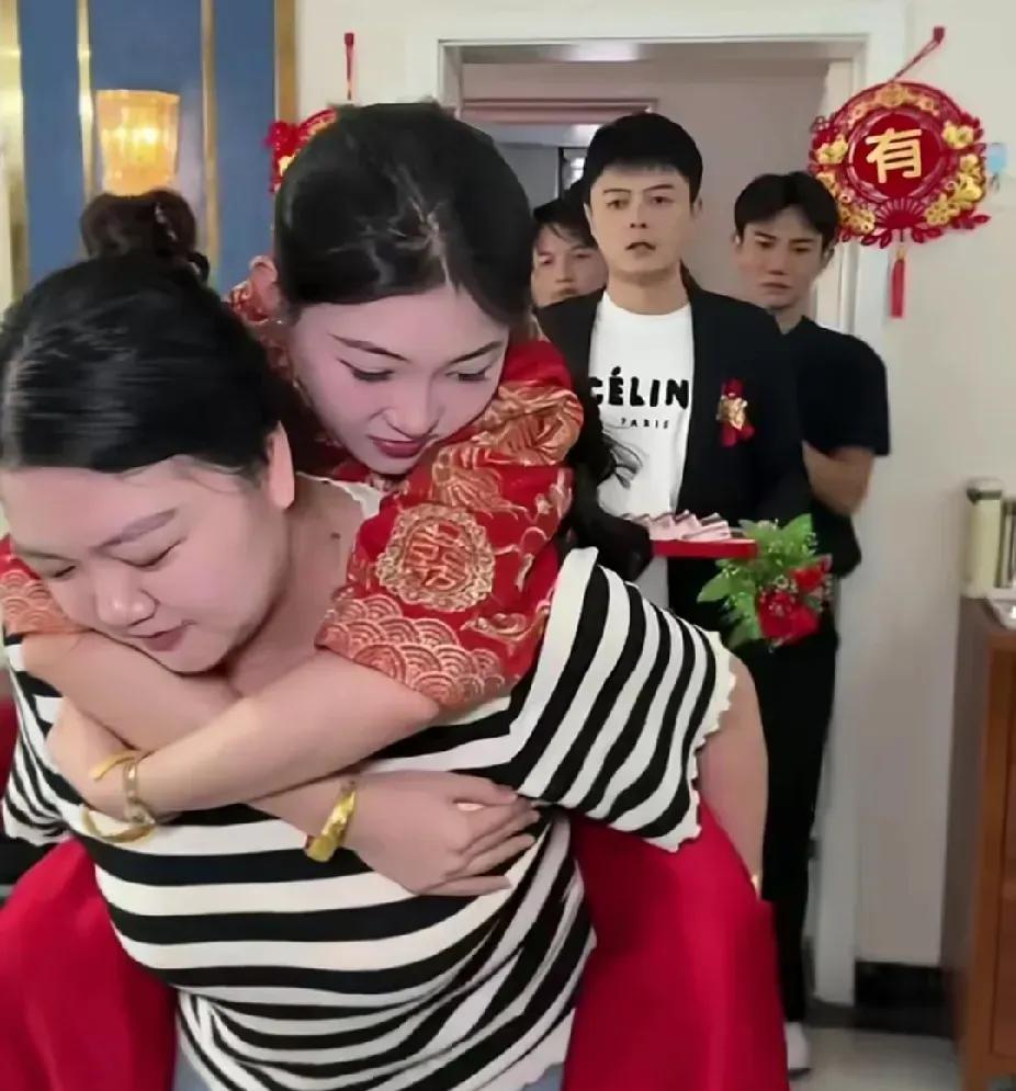 小姑子出嫁，父母和哥哥都不在了，嫂子的一个举动，令小姑子瞬间泪目！
都说长嫂如母