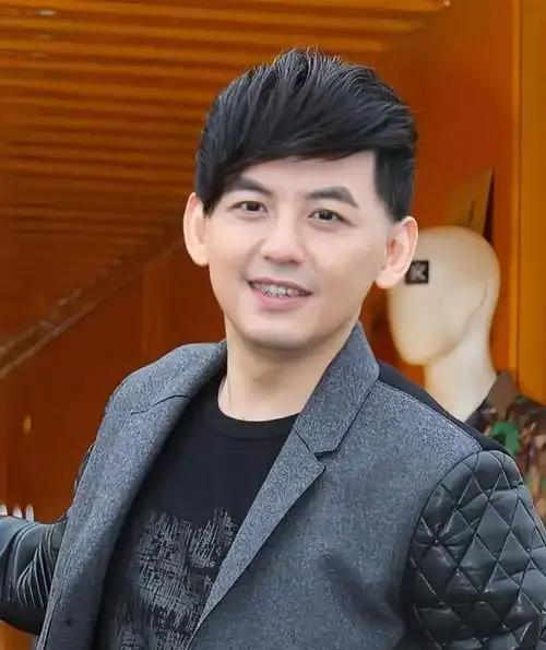 近日，黄子佼一家三口出游的照片被曝光，引发了广泛讨论。3月9日，黄子佼的妻子孟耿
