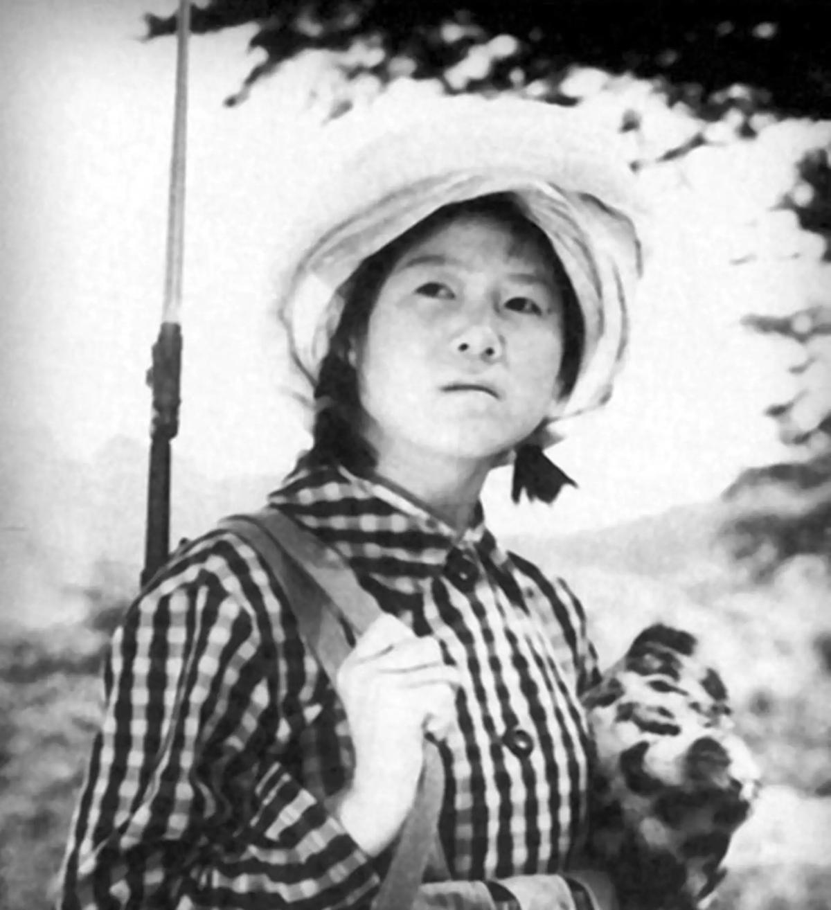 1975年，湖北神农架几名妇女正在田里挖洋芋时，一位女孩因为内急跑去树林中解决，