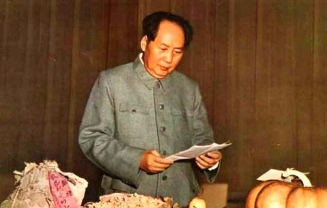 1953年，文九明去北京看望表叔毛主席，一进门主席看见他提的条大熏腊鱼，脸色一变
