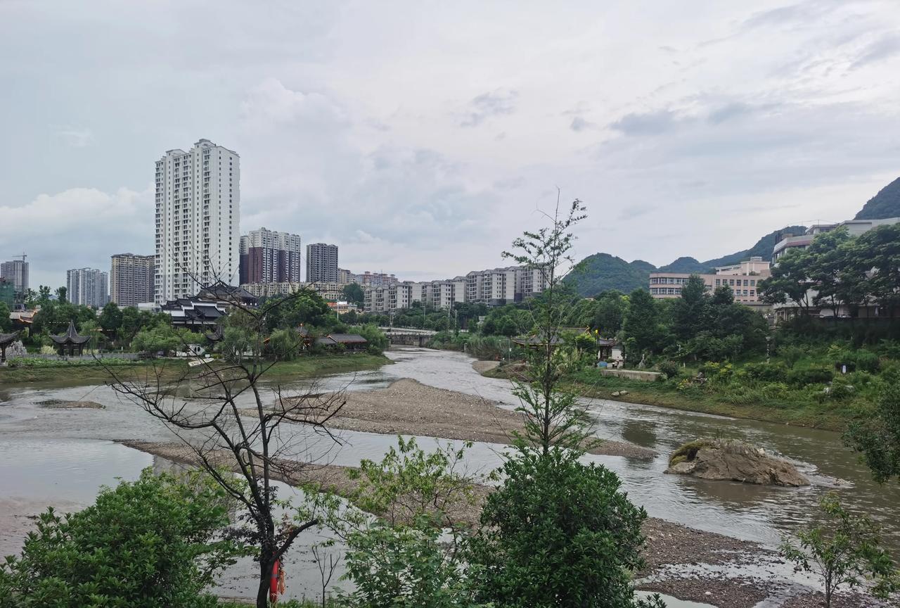 想学法学，怎么选？
贵州的分数终于出来了，历史组 630分，目标专业是法学，最心