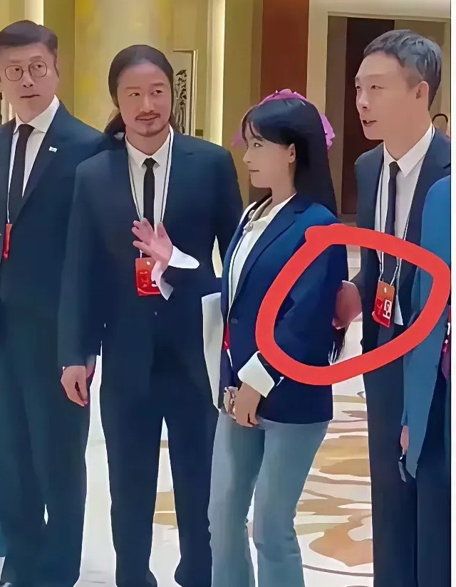 这是谁呀？太有面了，张译搀扶，吴京让路，看起来很厉害。

盯着这张照片看了半