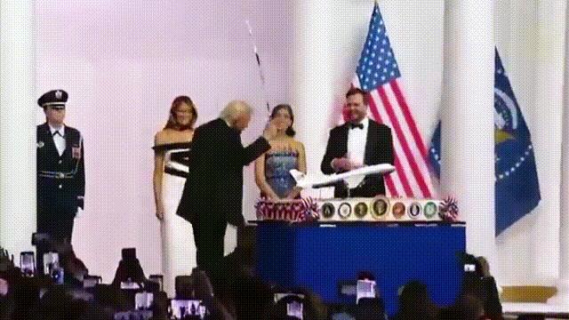 特朗普说，他阻止了很多战争，其中最严重的就是印度和巴基斯坦之间的战争，记得有5架