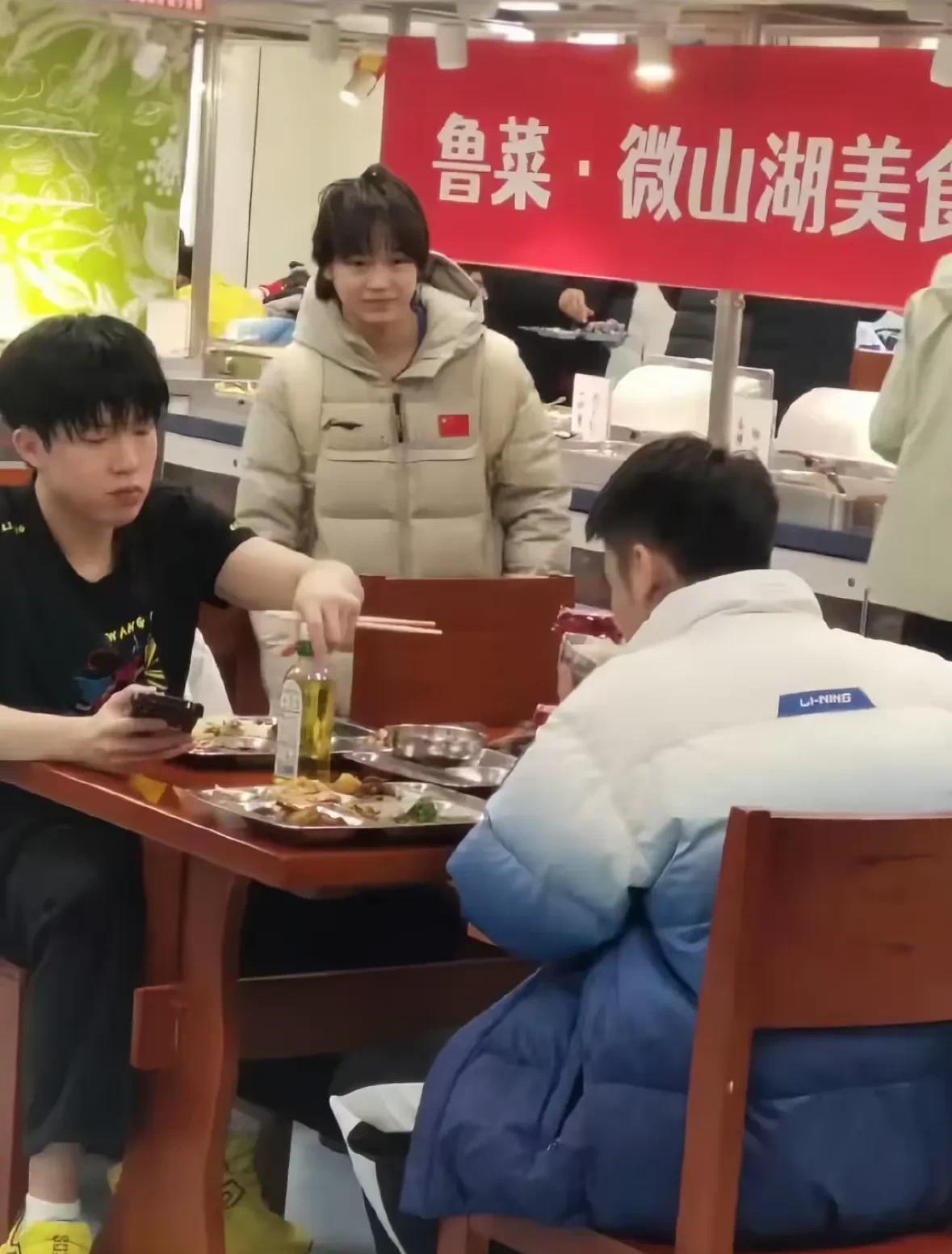 全妹和他大头哥终于同框了，头哥不语，只是一味的干饭，看样子，全妹又蛐蛐他头哥了。