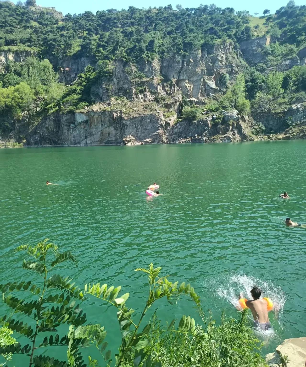 青山绿水，风景如画！这样的人间仙境，就在我家旁边。我家旁边有一座山，山后面有一个