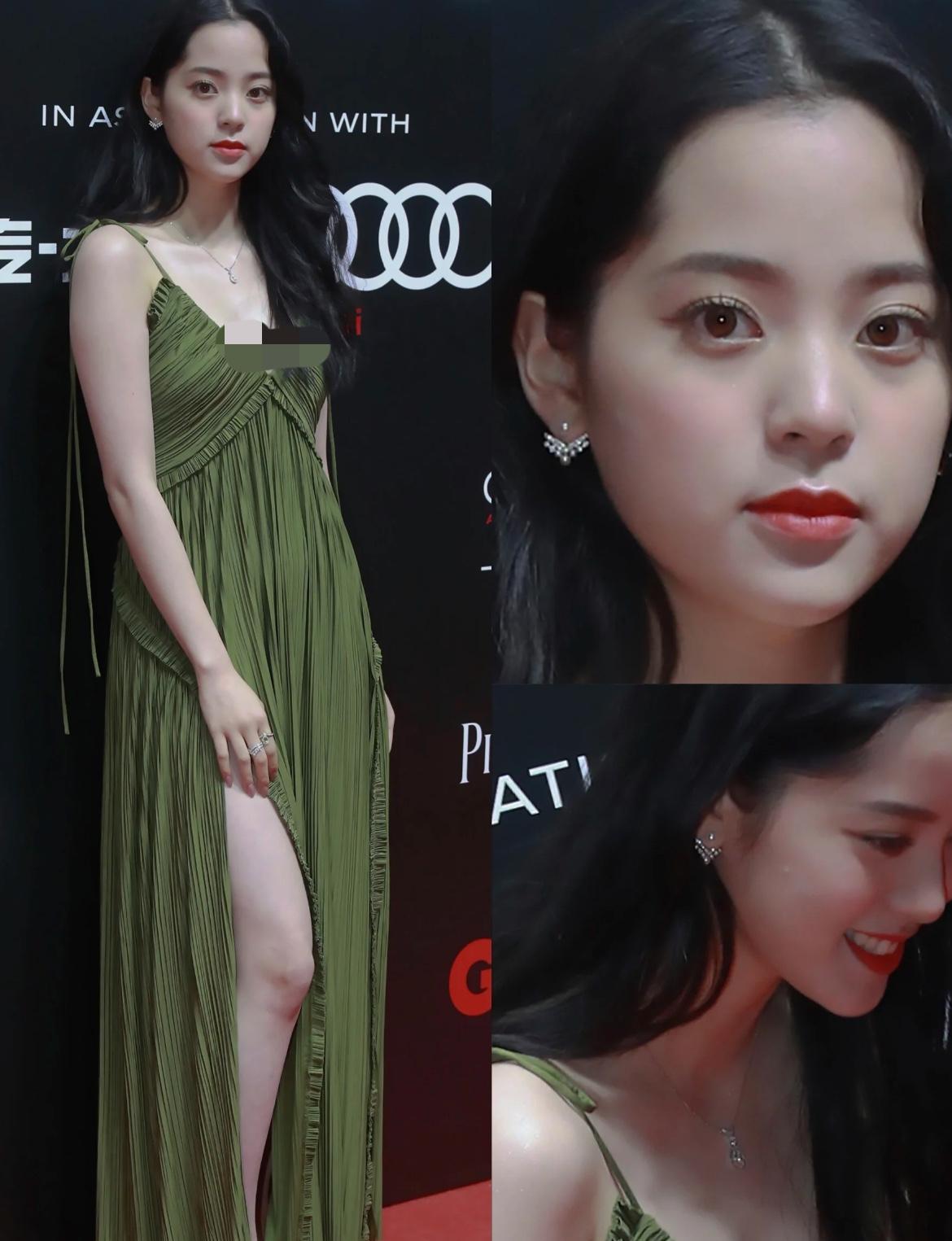 欧阳娜娜不知不觉变得那么有女人味了。
脸完美 身材完美 发际线完美 衣品完美。