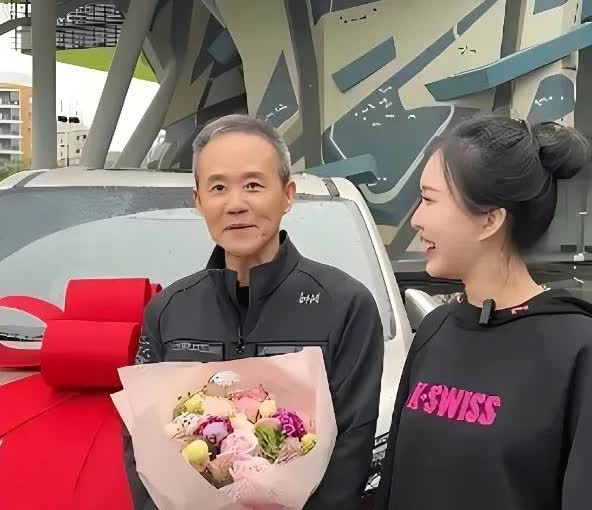 壕气！田朴珺庆结婚纪念日，送豪车给老公！73岁王石激动拥抱娇妻。