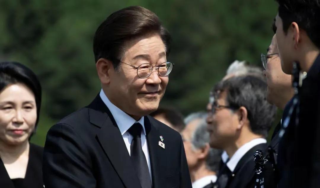 #韩国政坛风波# 可悲的韩国政坛，天天想着靠改名搬离总统府改变青瓦台魔咒，其实去