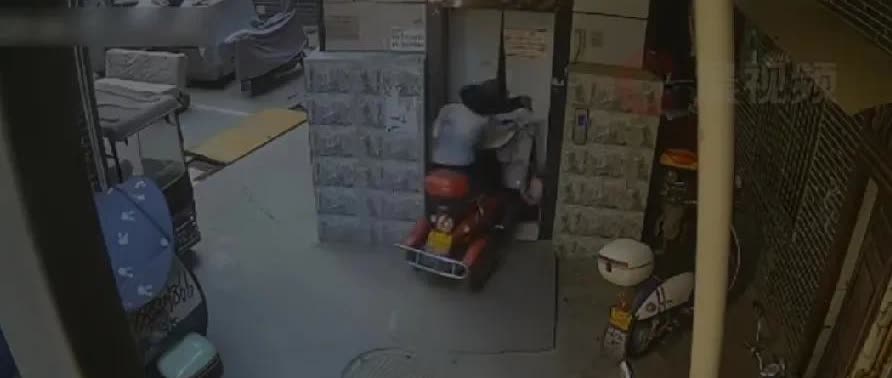 老人骑电动车，加速猛撞电梯门，结果连人带车掉进电梯井，谁的过错？老人、电梯厂家还