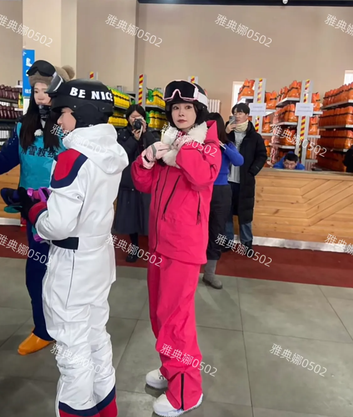 长白山滑雪偶遇何宋轶，她本人瘦瘦高高皮肤超白五官特别秀气，温柔文静很漂亮，之前看