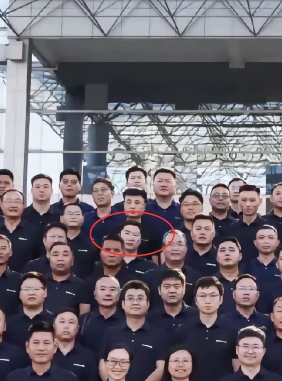 估计以后大企业都不发员工服了，

或者要求非工作时间不允许穿工作服。


