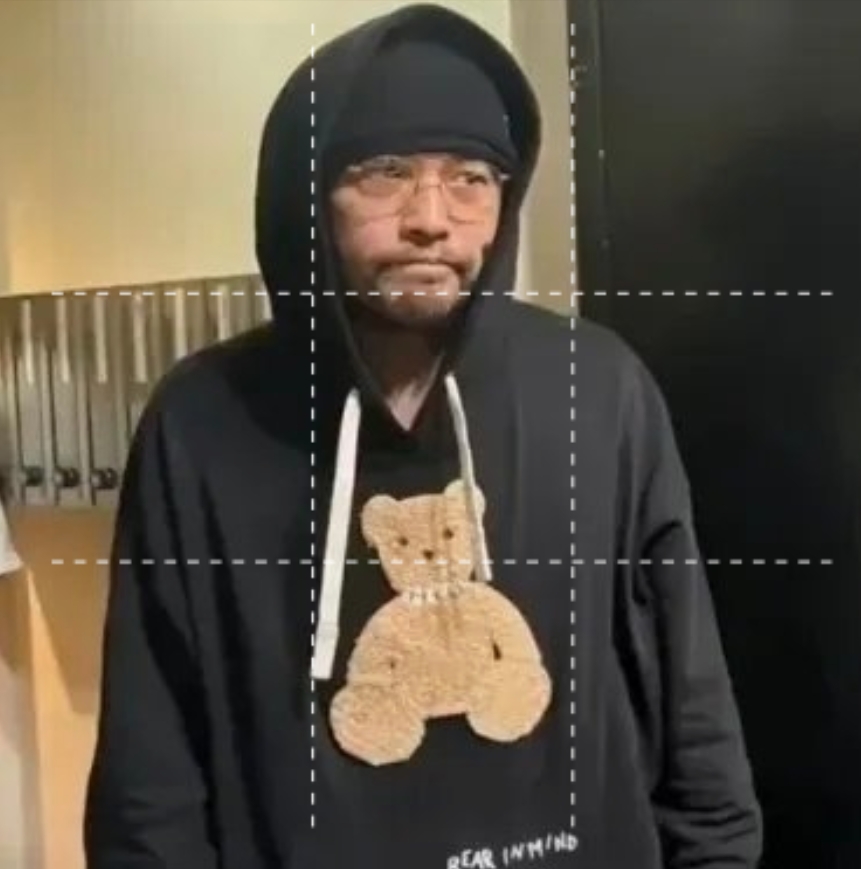 周杰伦在日本的照片曝光，瞬间让人破防！

照片中早已不见偶像的模样，深重的眼袋、