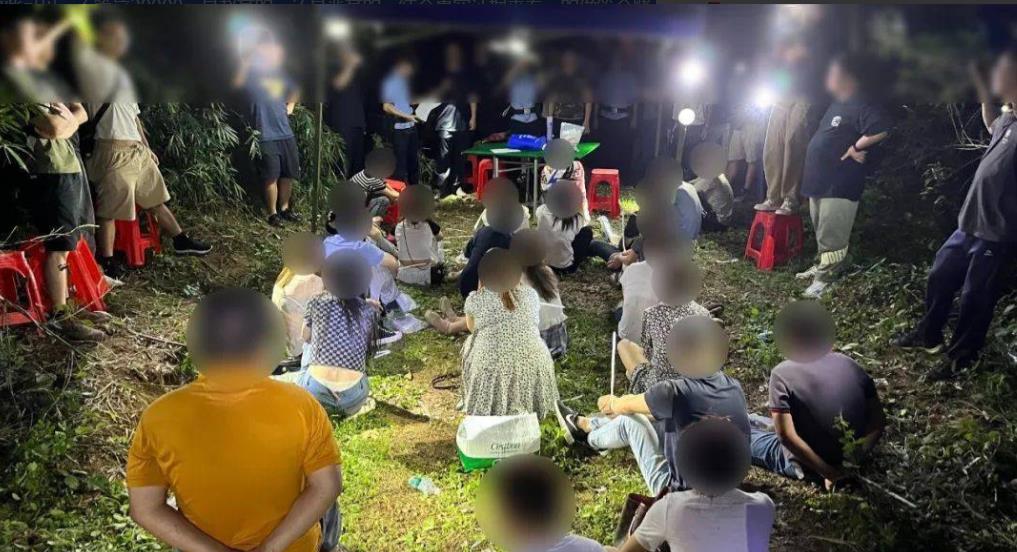 云南昆明，一女子与多名牌友在小树林中打牌，结果被警方全部抓获。警方不仅没收了牌桌