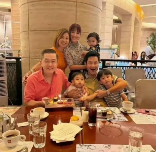 郑嘉颖已经50多岁了，比老婆大了20岁，和岳父只小了几岁，但是岳父一看就是年迈之