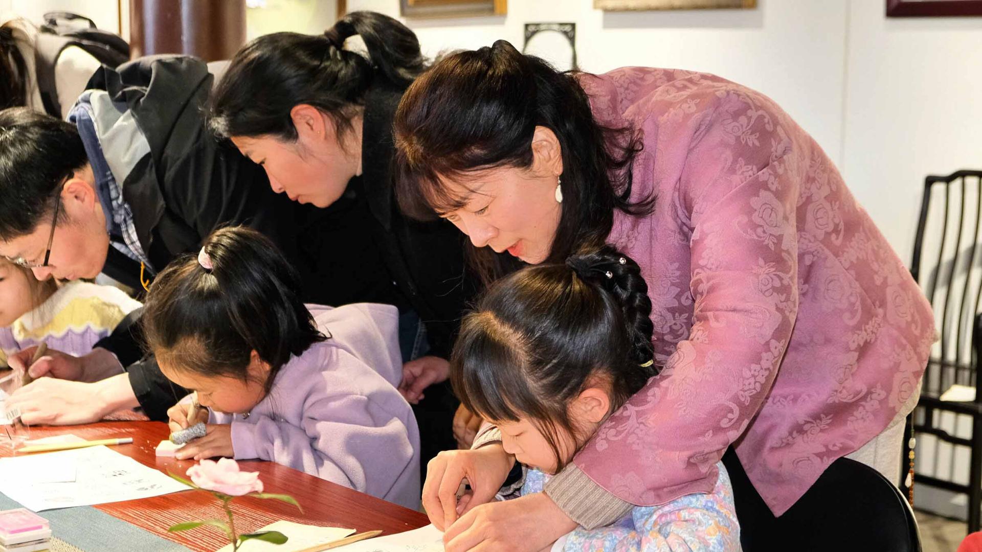 苏州市实验小学附属幼儿园孩子走进祥韵牙雕艺术馆，亲子共赴非遗文化之旅