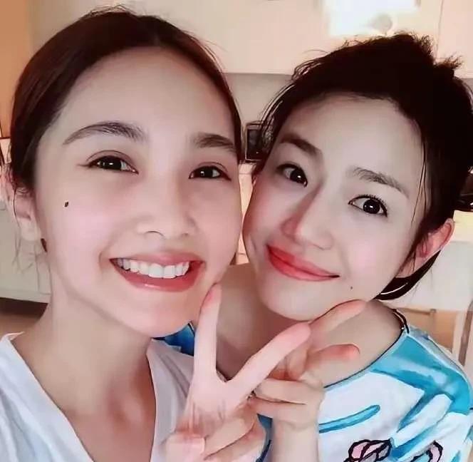 关晓彤城府很深，低调了几年，如今片约不断，被传出来和鹿晗分手，关晓彤不回应，反而
