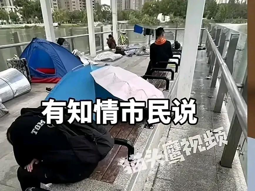 你敢信？为了不让流浪汉睡觉，江苏昆山一公园的长椅被焊上了一根根钢条，只能坐不能躺