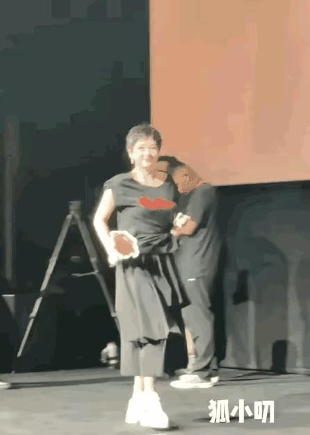 章子怡真是有些聪明反被聪明误了，本想把衣服改得与众不同一些。
没想到呀!竟然把自