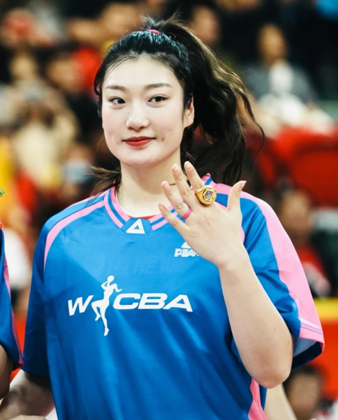李梦的大嘴巴害了自己。人们都说李梦球打得好，人又美，是这届国家女篮的一姐，是球队