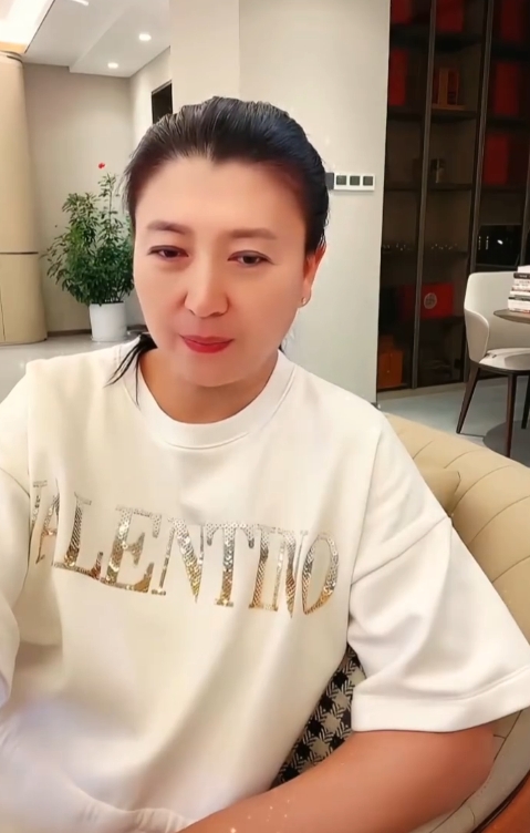 闫学晶和粉丝闲聊，今年可能上辽台春晚，目前还没有接到央视春晚的通知！