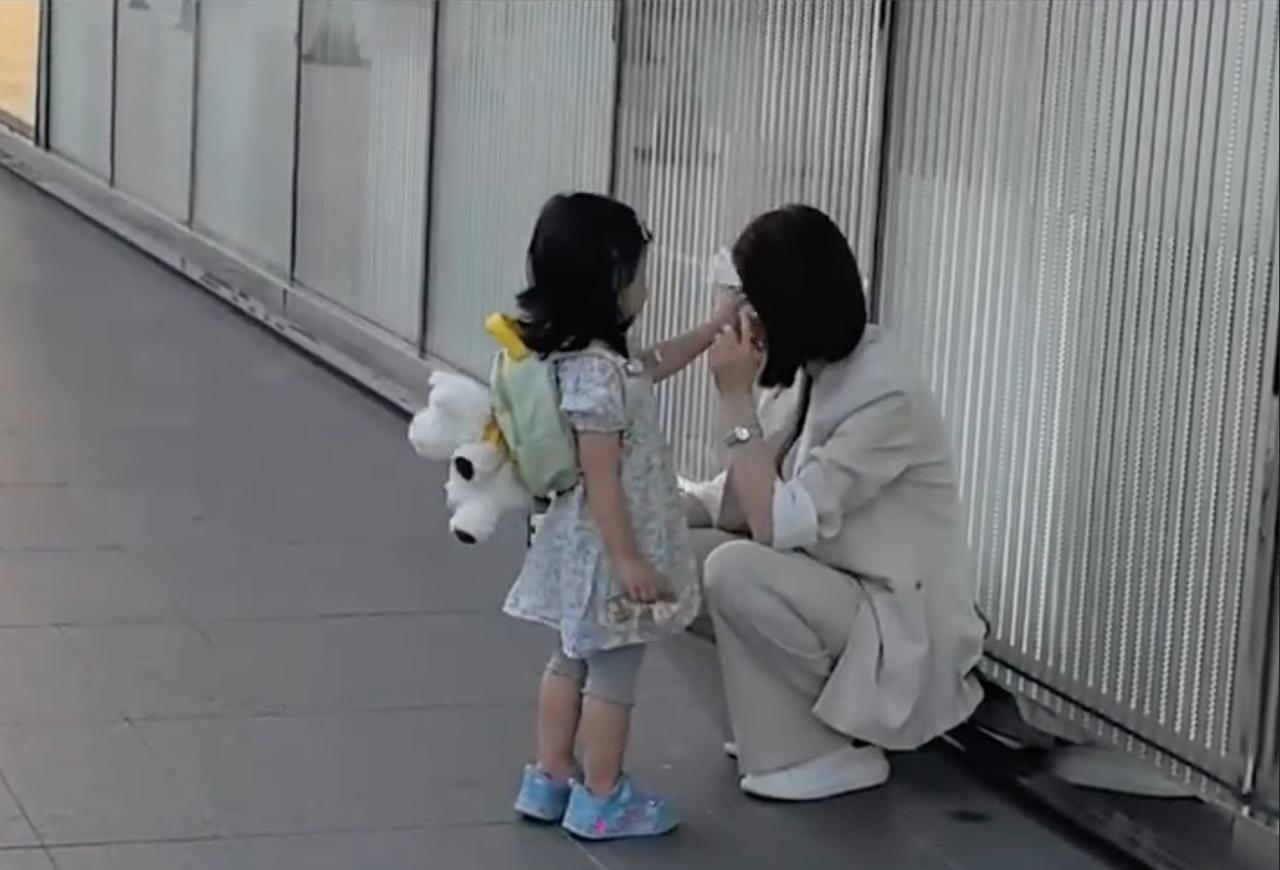 小女孩安慰陌生哭泣路人女子的温暖瞬间被指是摆拍，这世界是怎么了？最近一段视频在网