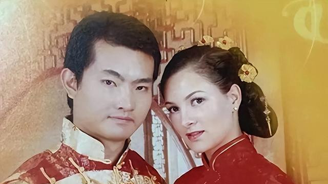 泪目！洋媳妇奇娜父母来华奔丧，杨淙下跪迎接，婆婆鞠躬说对不起