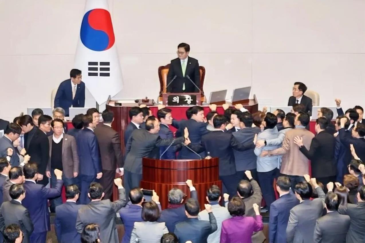 在野党最怕的事情发生了！
就在昨天，3月21日，由于代总统崔相穆迟迟不肯补齐最后