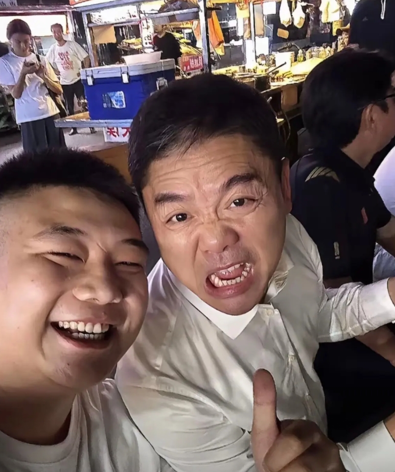 刘强东和奶茶妹妹现在真是各过各的！

前几天还拍到刘强东自己一个人回宿迁老家，用
