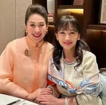 曾几何时，赵雅芝以不老女神的形象深入人心。但近日，她与朋友用餐的合影却透露出岁月