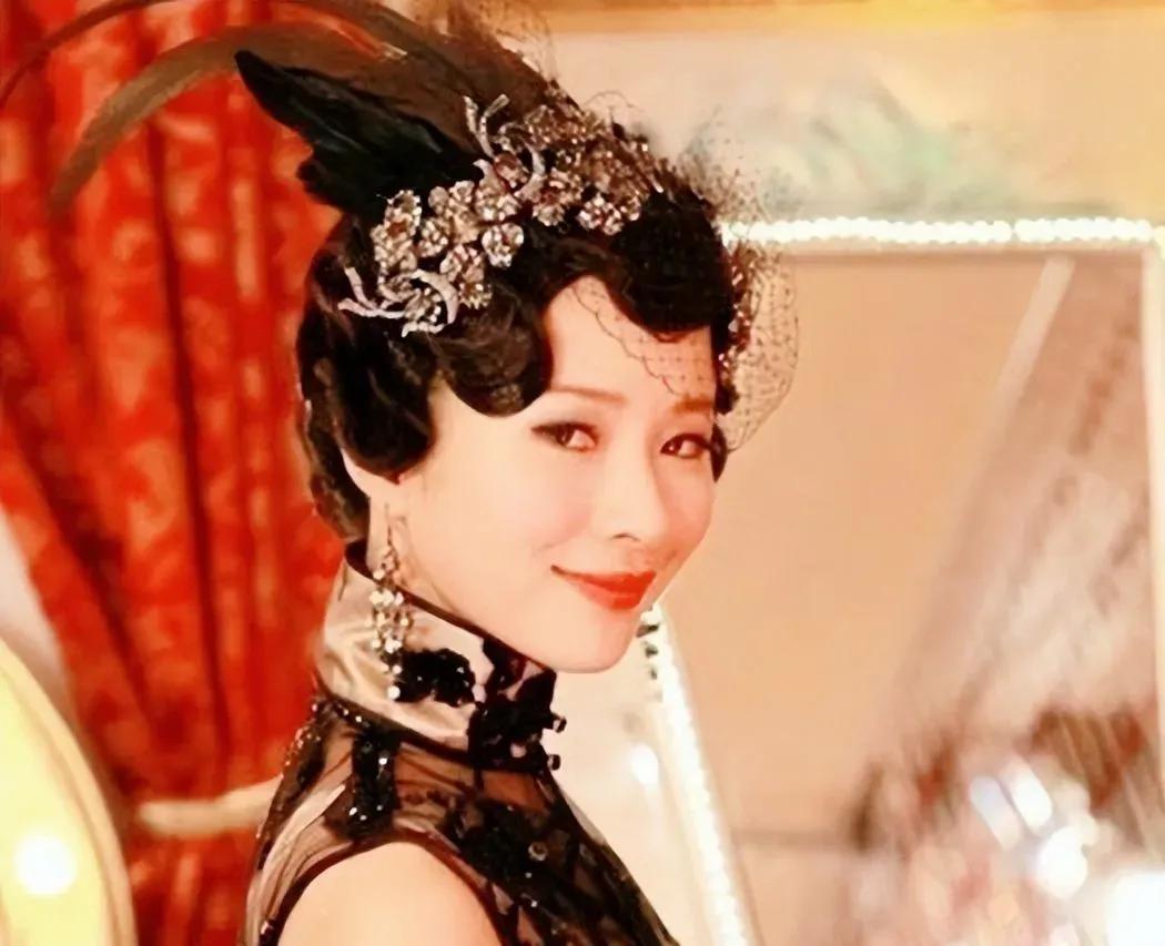 1918年，30岁的杜月笙对15岁的舞女陈帼英一见钟情，他搂住女孩的纤细腰肢，欲