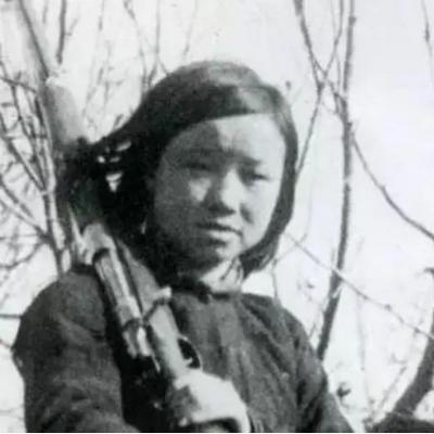 1944年，刘杰英不幸被俘，日军向她的腹部和腰部各捅了一刀。并且将已经昏迷的刘杰