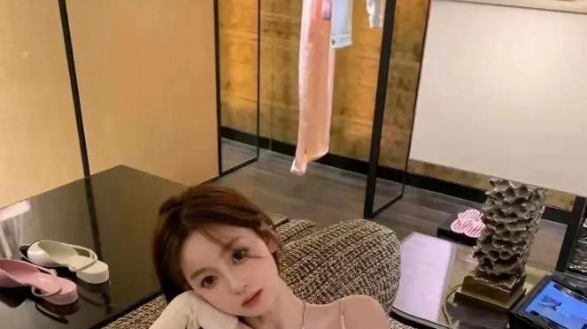 王思聪女友大量私照被曝，身材火辣网红脸，网友：这谁看谁不迷糊