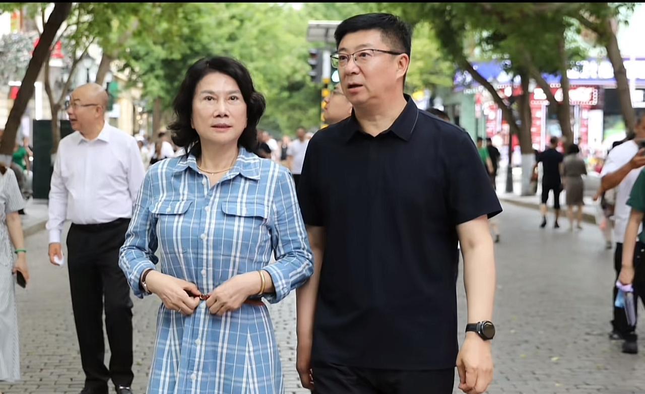 6月27日，第37届哈尔滨之夏音乐会启幕，冰城高温超35度。董明珠在副市长王波和